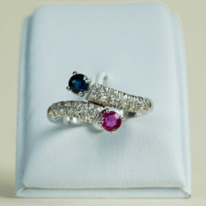Alternative view of Bague Toi & Moi Saphir, Rubis & Diamants Or blanc 18K